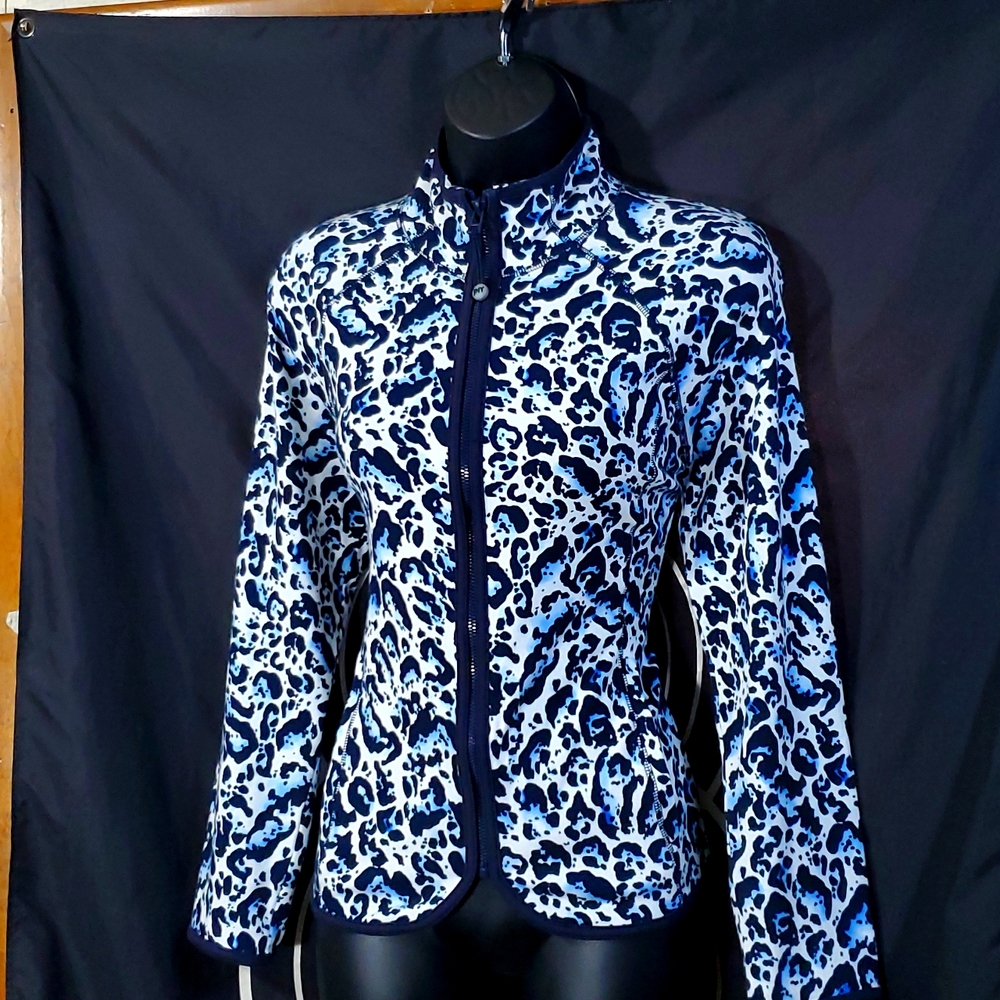 Nwot JNY softshell jacket, size PM. Super comfy and stretchy, beautiful.
